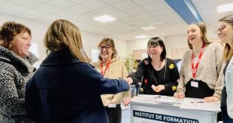 Formatrice, étudiantes et future étudiante se rencontrent lors d'une journée portes ouvertes