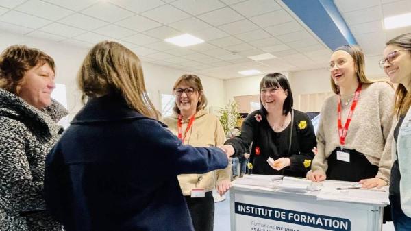 Formatrice, étudiantes et future étudiante se rencontrent lors d'une journée portes ouvertes